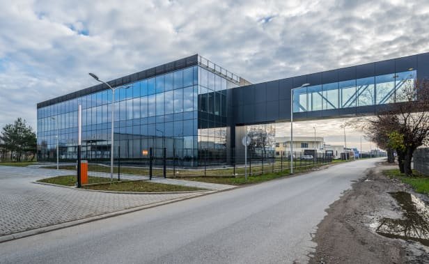 Biurowiec z przeszklonym łącznikiem, Czosnów
