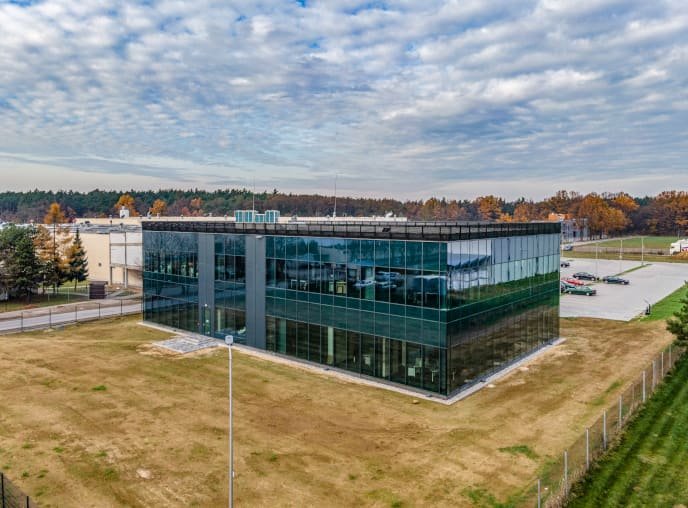 Budynek biurowy z przeszkloną fasadą, Czosnów