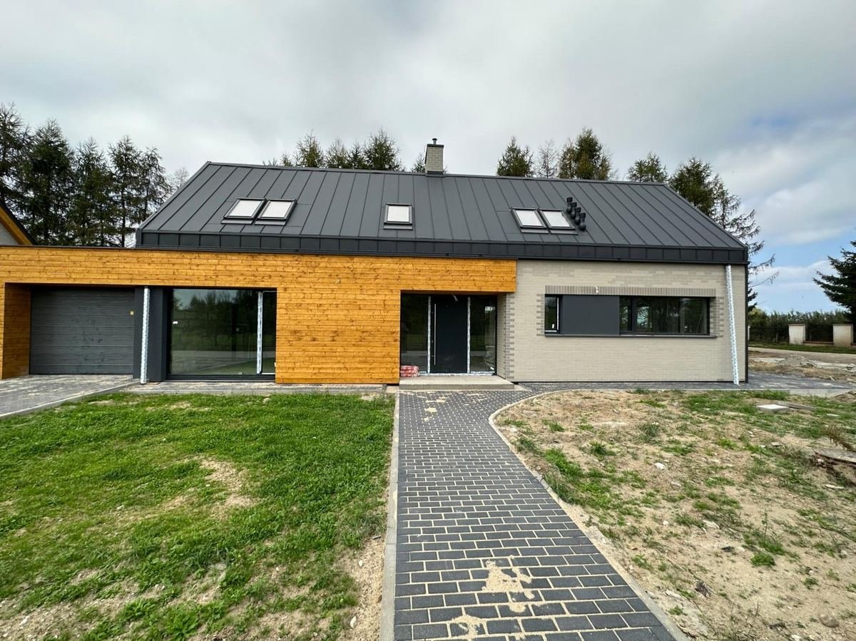 Parterowy dom jednorodzinny z elewacją z drewna i cegły